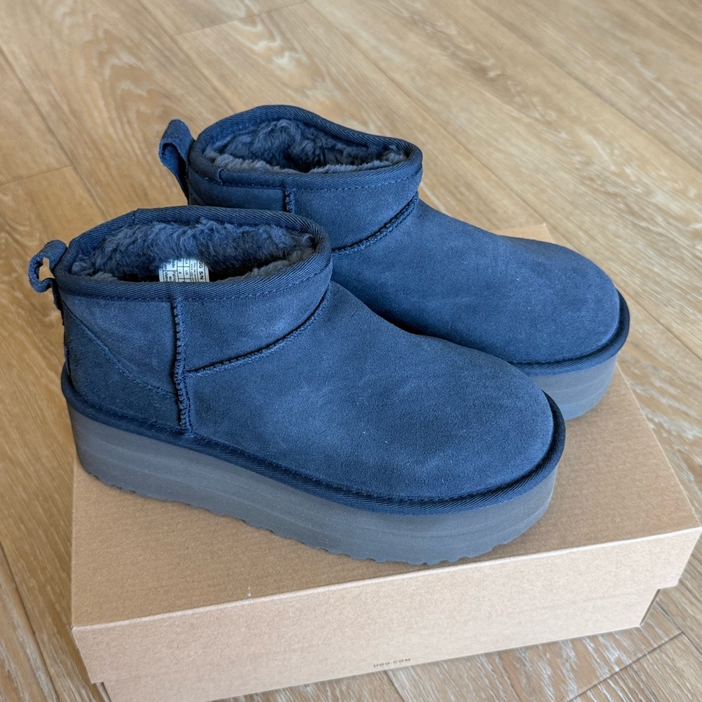 UGG Classic Ultra Mini Platform in Navy
